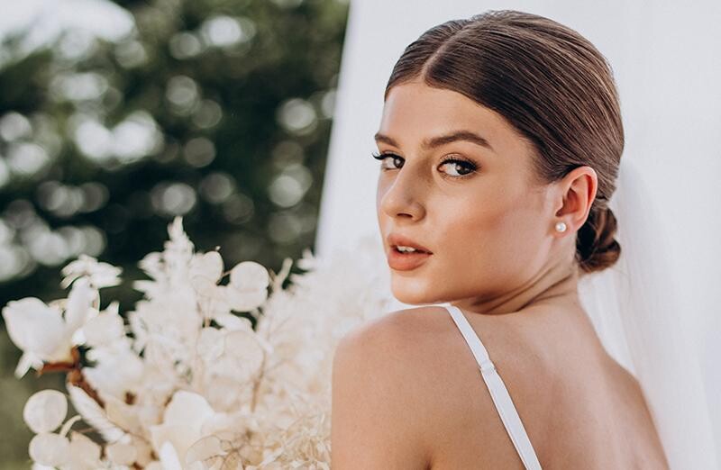 Sade Gelin Makyajı Nasıl Yapılır?